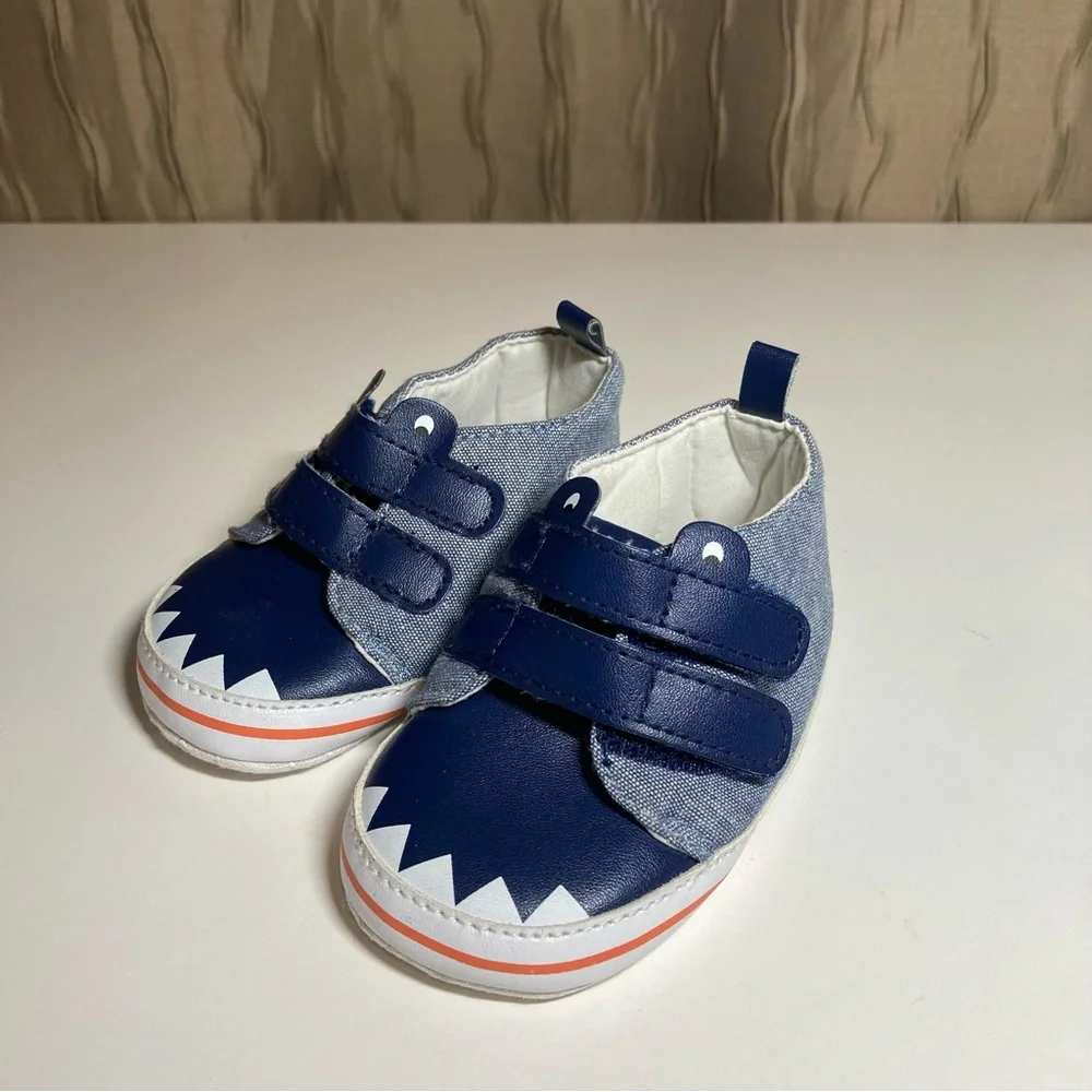 🌺 Carter's Baby Infant Boy's Size 6-9 M Blue Shark Eyes Teeth